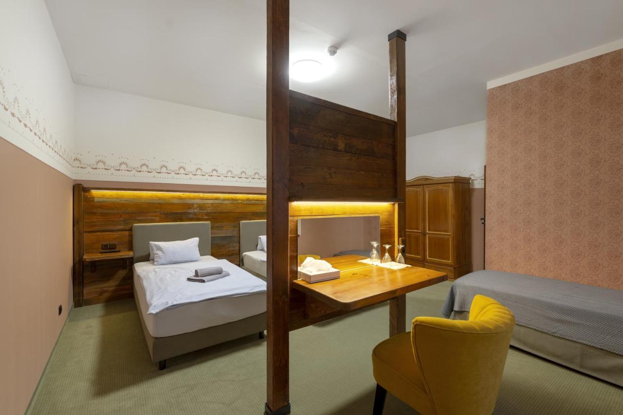 Hotel U Simla 카를로비바리 외부 사진