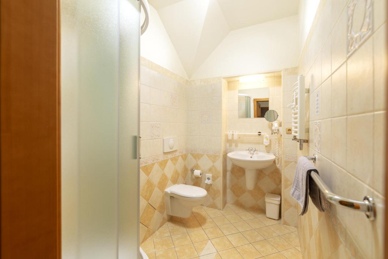 Hotel U Simla 카를로비바리 외부 사진