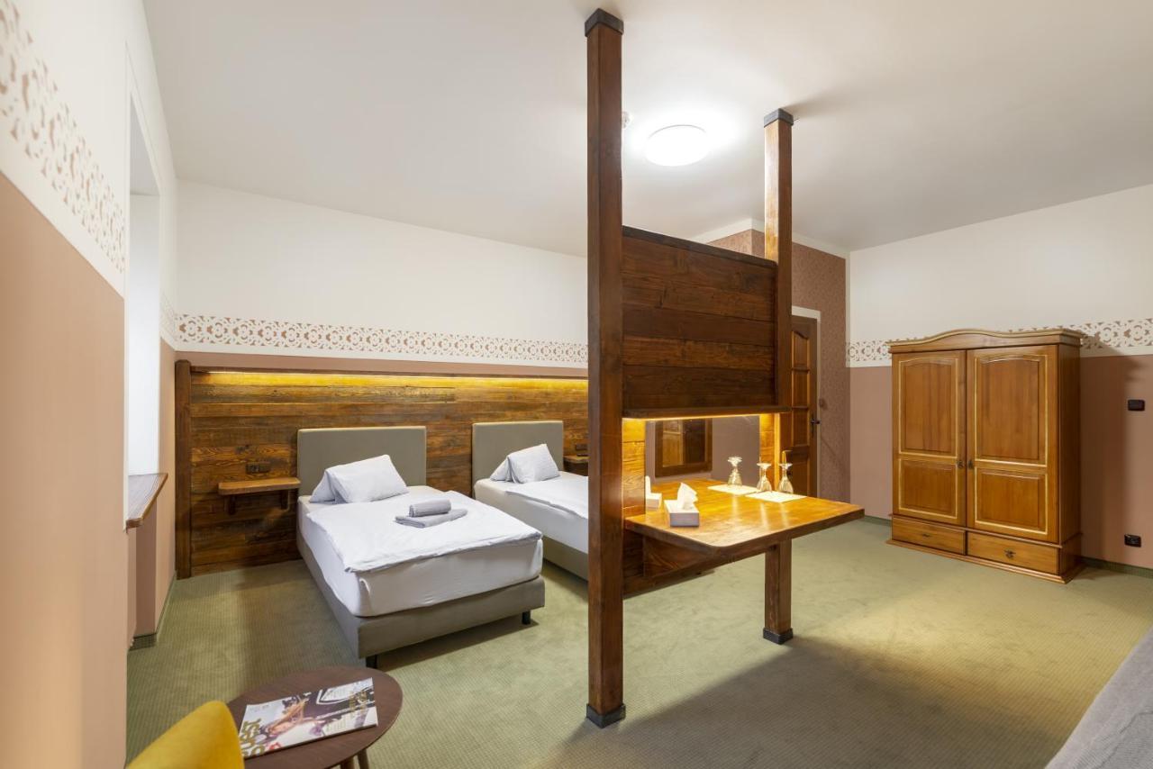 Hotel U Simla 카를로비바리 외부 사진