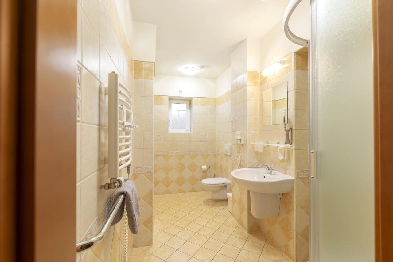 Hotel U Simla 카를로비바리 외부 사진